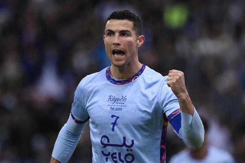 Gekneusde Ronaldo scoort tweemaal om confrontatie met Messi voor te