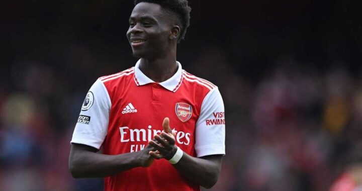 Saka schittert als Arsenal acht punten uitloopt in Premier League.