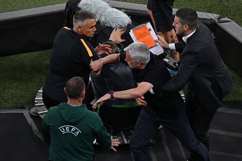 UEFA klaagt Mourinho aan voor mishandelen scheidsrechter na Europa League-finale